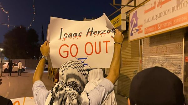Protesters in Bahrain against Israeli President Isaac Herzog's visit to the country. December 2022. - Sputnik International