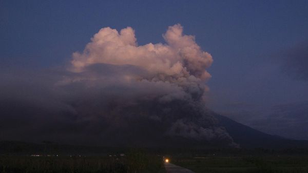Mount Semeru spews smoke and ash in Lumajang on December 4, 2022. - Sputnik International