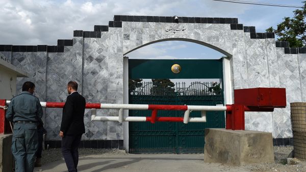 Afghan security personnel stand guard in front of the Pakistan embassy in Kabul on May 10, 2016.  - Sputnik International