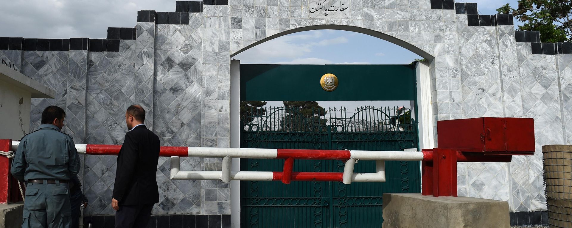Afghan security personnel stand guard in front of the Pakistan embassy in Kabul on May 10, 2016. Afghan security personnel stand guard in front of the Pakistan embassy in Kabul on May 10, 2016. - Sputnik International, 1920, 04.12.2022