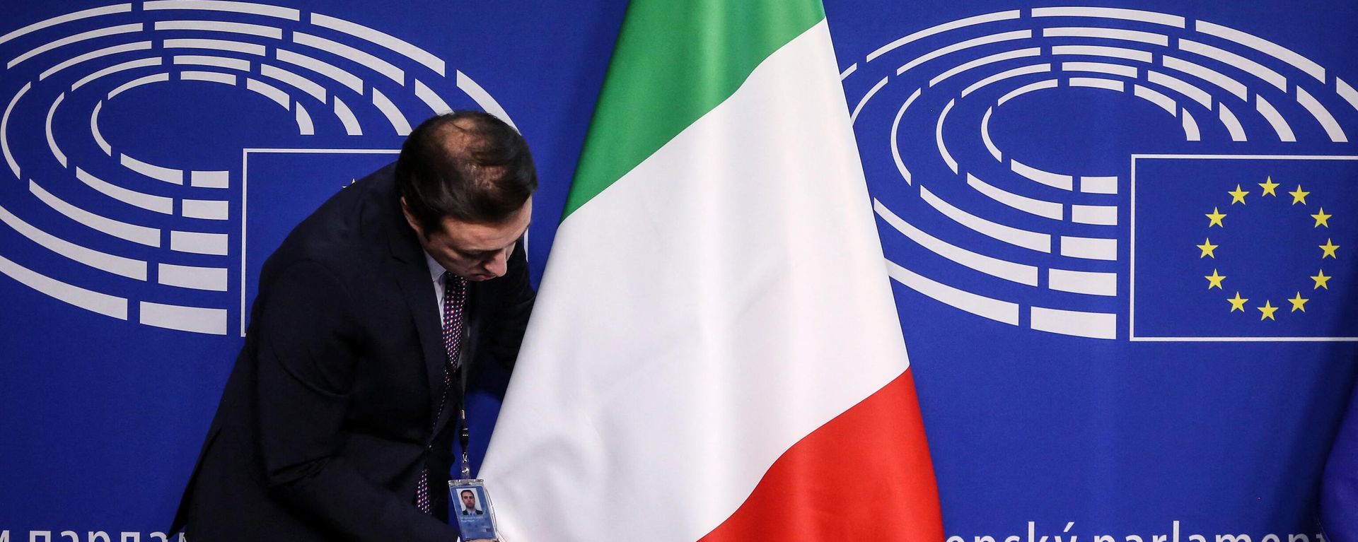 An European Parliament worker sets the Italian flag ahead of the visit of the newly appointed Italian Prime Minister (not pictured) at the European Parliament headquarters in Brussels, Belgium, on November 3, 2022. An European Parliament worker sets the Italian flag ahead of the visit of the newly appointed Italian Prime Minister (not pictured) at the European Parliament headquarters in Brussels, Belgium, on November 3, 2022. - Sputnik International, 1920, 04.12.2022