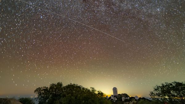 Trail left by BlueWalker 3 over Kitt Peak National Observatory - Sputnik International