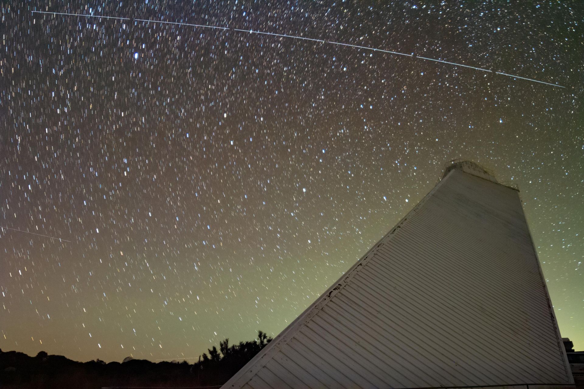 Trail left by BlueWalker 3 over McMath-Pierce Solar Telescope at Kitt Peak National Observatory, a Program of NSF's NOIRLab.    - Sputnik International, 1920, 04.12.2022