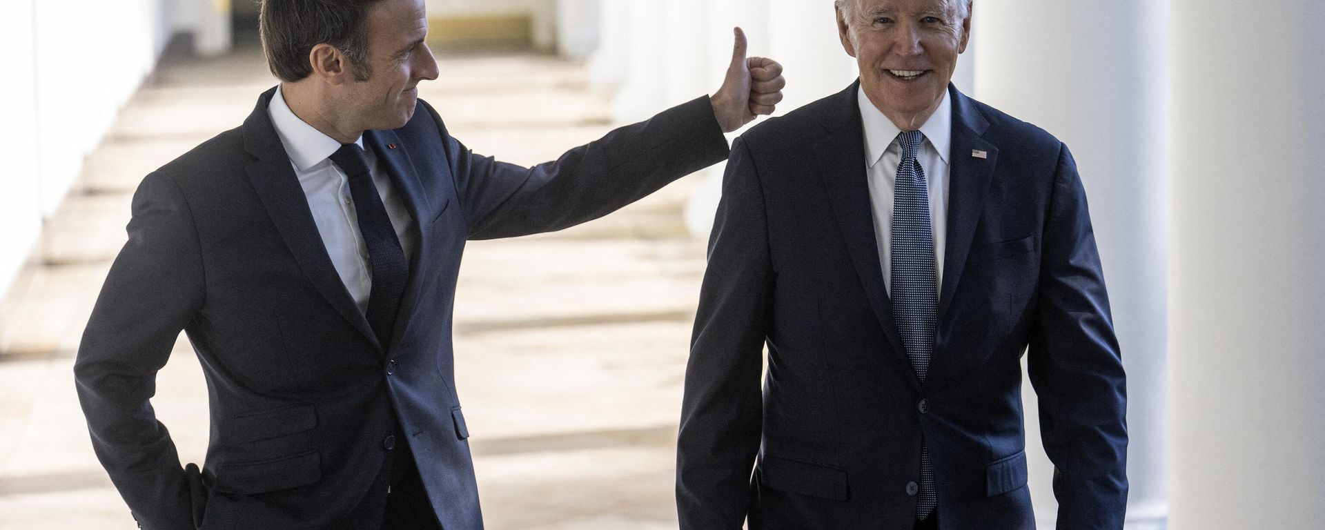 US President Joe Biden and French President Emmanuel Macron walk down the Colonnade at the White House in Washington, DC, on December 1, 2022. US President Joe Biden and French President Emmanuel Macron walk down the Colonnade at the White House in Washington, DC, on December 1, 2022. - Sputnik International, 1920, 05.12.2022