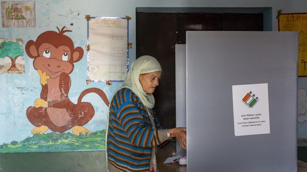 A voter casts her ballot in a bypoll for an assembly seat in Dharmsala, India, Monday, Oct. 21, 2019. - Sputnik International