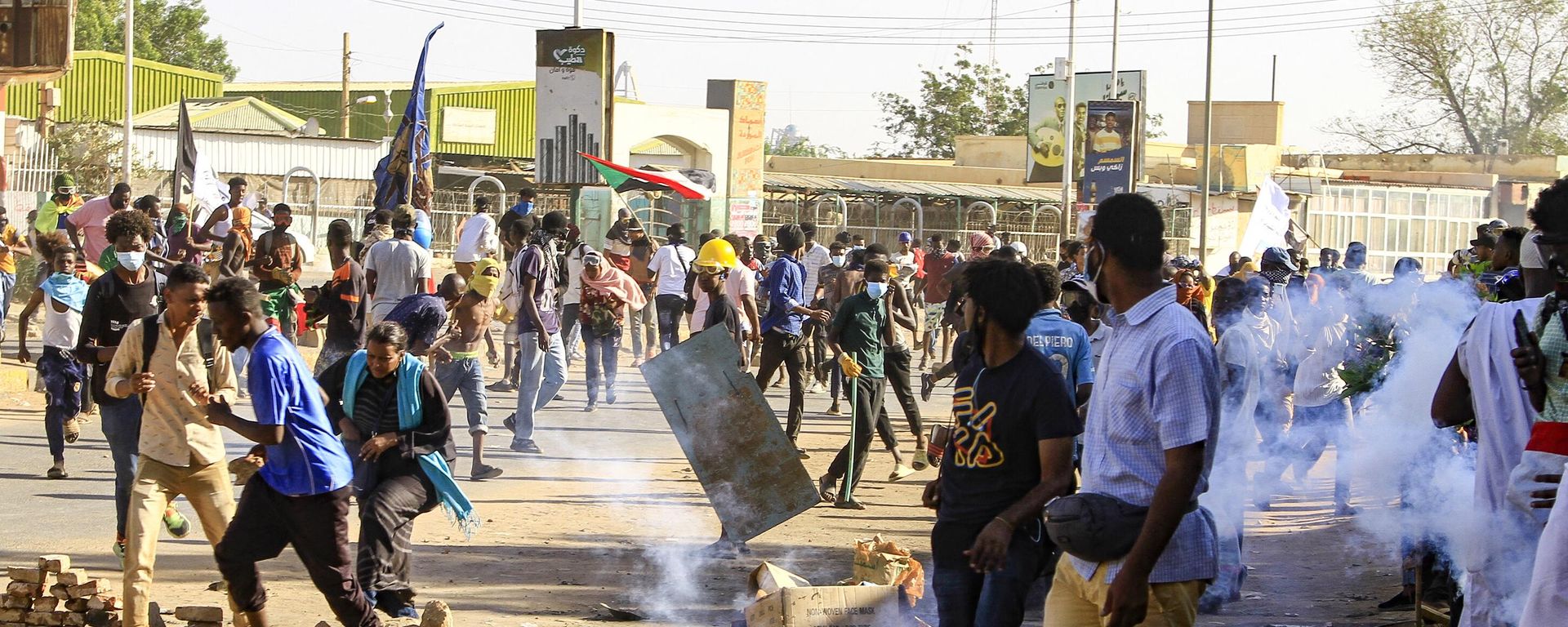 Sudanse security forces fire tear gas on protesters during a demonstration calling for civilian rule and denouncing the military administration, in the capital Khartoum's twin city of Umdurman, on November 30, 2022. Sudanse security forces fire tear gas on protesters during a demonstration calling for civilian rule and denouncing the military administration, in the capital Khartoum's twin city of Umdurman, on November 30, 2022. - Sputnik International, 1920, 05.12.2022