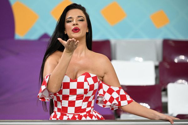 A Croatia fan blows a kiss from the stands ahead of the Qatar 2022 World Cup Group F football match between Croatia and Canada at the Khalifa International Stadium in Doha on November 27, 2022. - Sputnik International