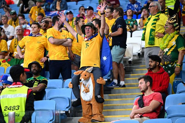 Australia fans wait for the start of the Qatar 2022 World Cup Group D football match between Australia and Denmark at the Al-Janoub Stadium in Al-Wakrah, south of Doha, on November 30, 2022. (Photo by Chandan Khanna / AFP) - Sputnik International