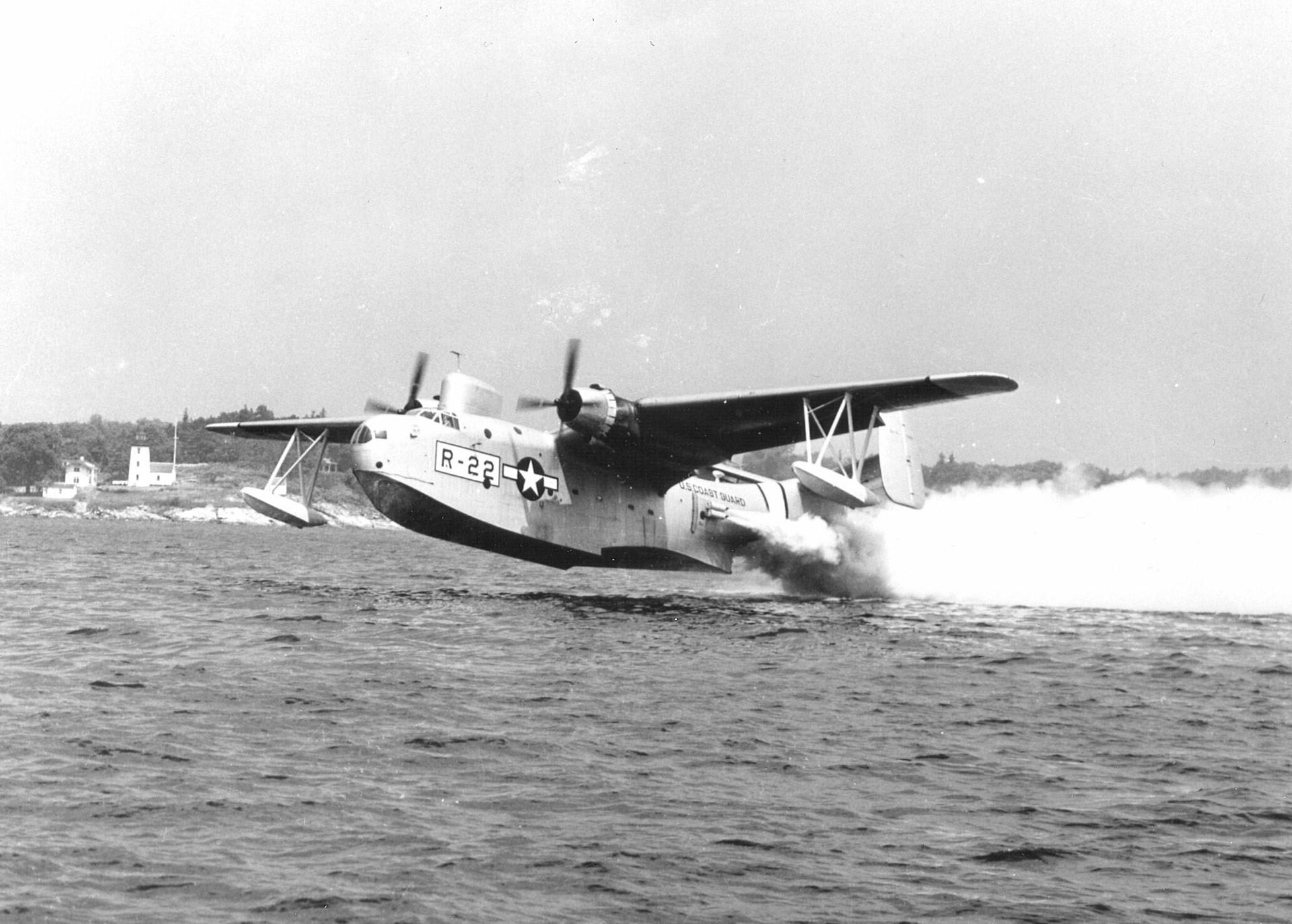 A U.S. Coast Guard Martin PBM-3G or PBM-5G Mariner taking off from the water A U.S. Coast Guard Martin PBM-3G or PBM-5G Mariner taking off from the water - Sputnik International, 1920, 05.12.2022