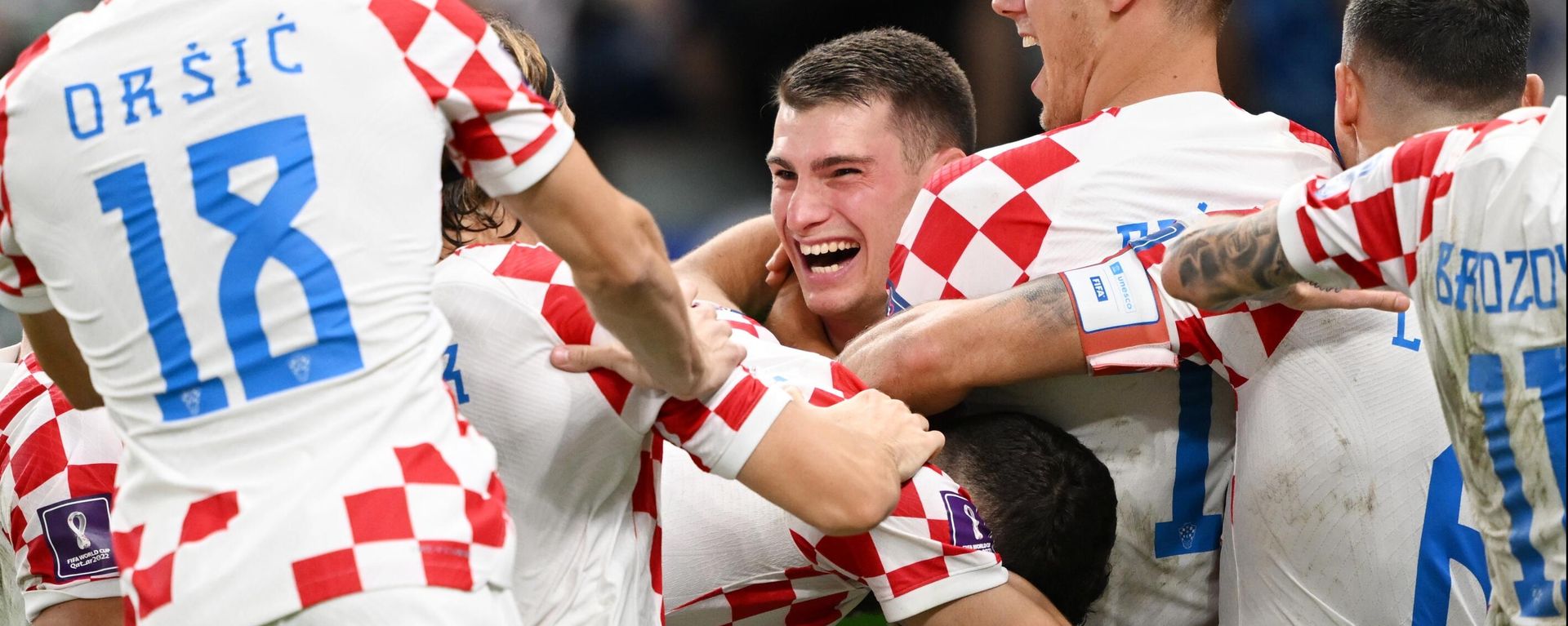 Croatian national team goalkeeper Dominik Livakovic (center) celebrates victory in the 1/8 finals match of the World Cup between Japan and Croatia. Croatian national team goalkeeper Dominik Livakovic (center) celebrates victory in the 1/8 finals match of the World Cup between Japan and Croatia. - Sputnik International, 1920, 09.12.2022