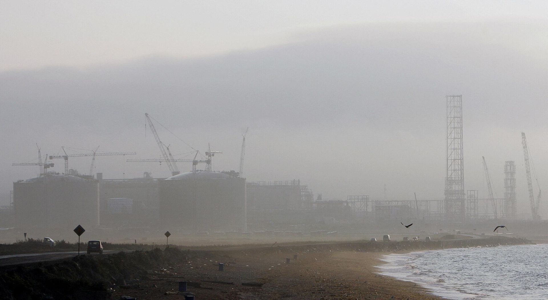 A picture taken 30 September 2006 shows Sakhalin-2 liquefied natural gas plant under construction outside the settlement of  Prigorodnoye, Russia's far east Sakhalin island.  - Sputnik International, 1920, 06.12.2022