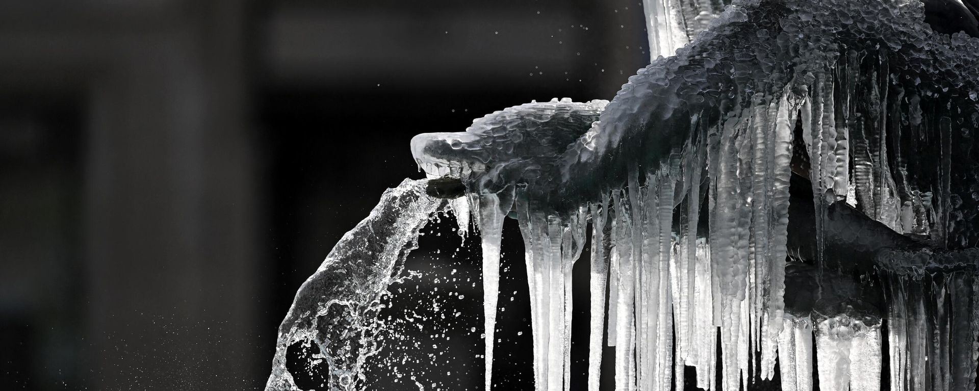 Icicles hang from one of the frozen mermaid statues in one of the fountains in Trafalgar Square in London on February 10, 2021. Icicles hang from one of the frozen mermaid statues in one of the fountains in Trafalgar Square in London on February 10, 2021. - Sputnik International, 1920, 16.12.2022