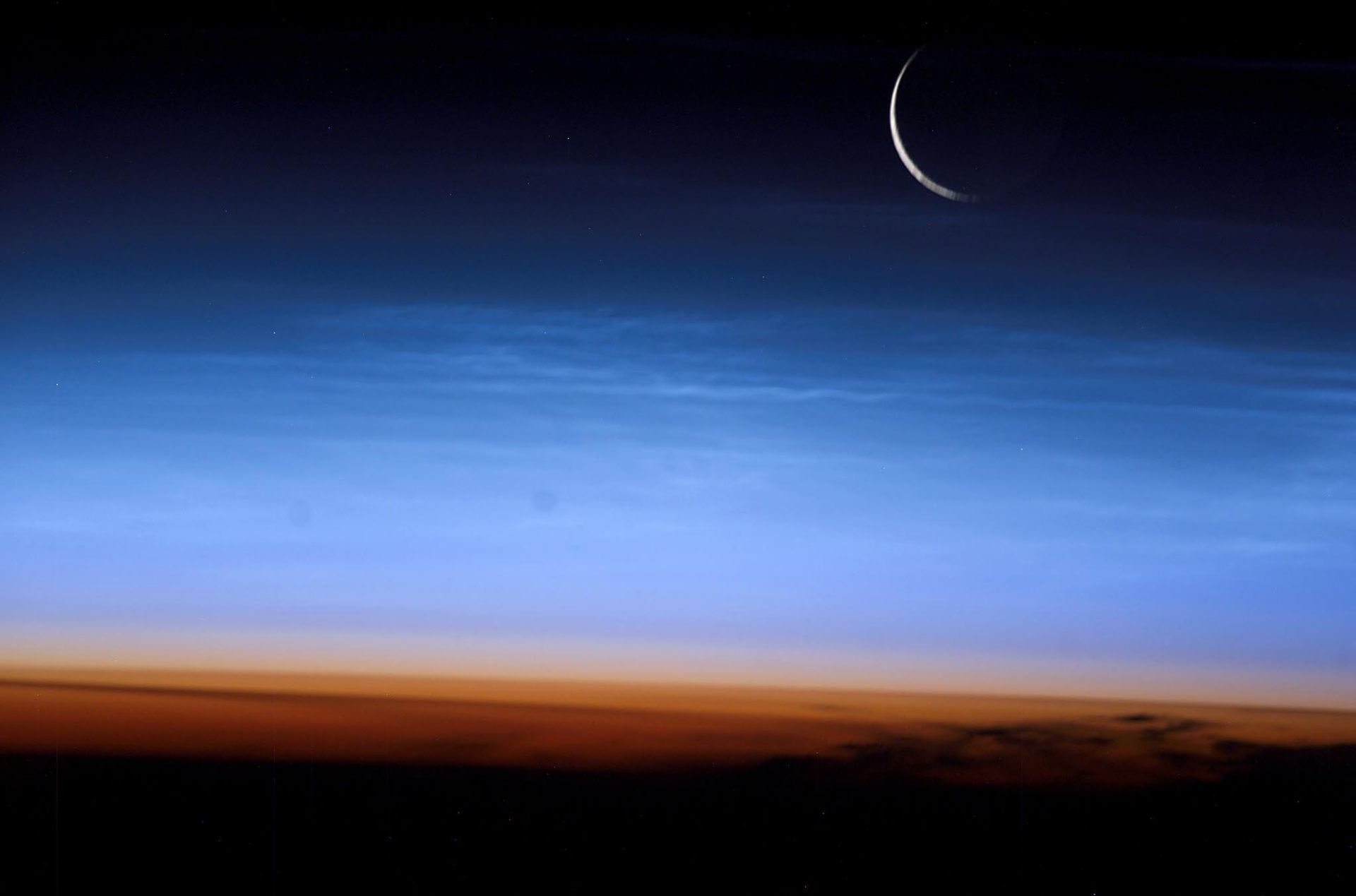 This NASA image released 10 August, 2003, shows the limb of the Earth at the bottom transitioning into the orange-colored troposphere, the lowest and most dense portion of the Earth's atmosphere. This NASA image released 10 August, 2003, shows the limb of the Earth at the bottom transitioning into the orange-colored troposphere, the lowest and most dense portion of the Earth's atmosphere. - Sputnik International, 1920, 06.12.2022