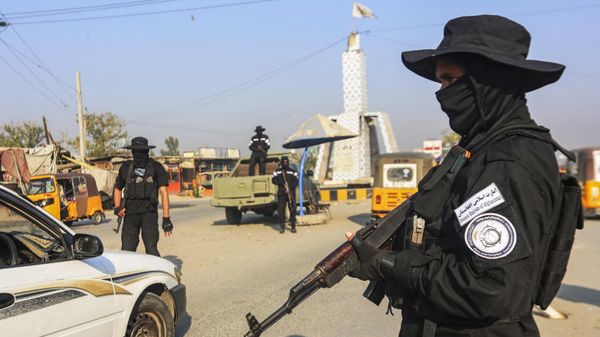 A member of the Taliban security forces stand guard at a checkpoint along a street in Jalalabad on December 6, 2022. - Sputnik International