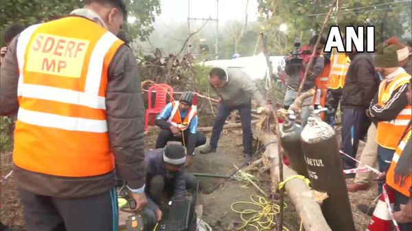 Operation underway to rescue the boy who fell into a 55-ft deep borewell in Mandavi village in Betul district of Madhya Pradesh - Sputnik International