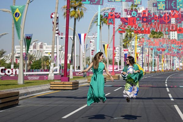 Brazil's soccer team fans jump for a photo along the Doha corniche in Qatar, Wednesday, November 23, 2022. - Sputnik International