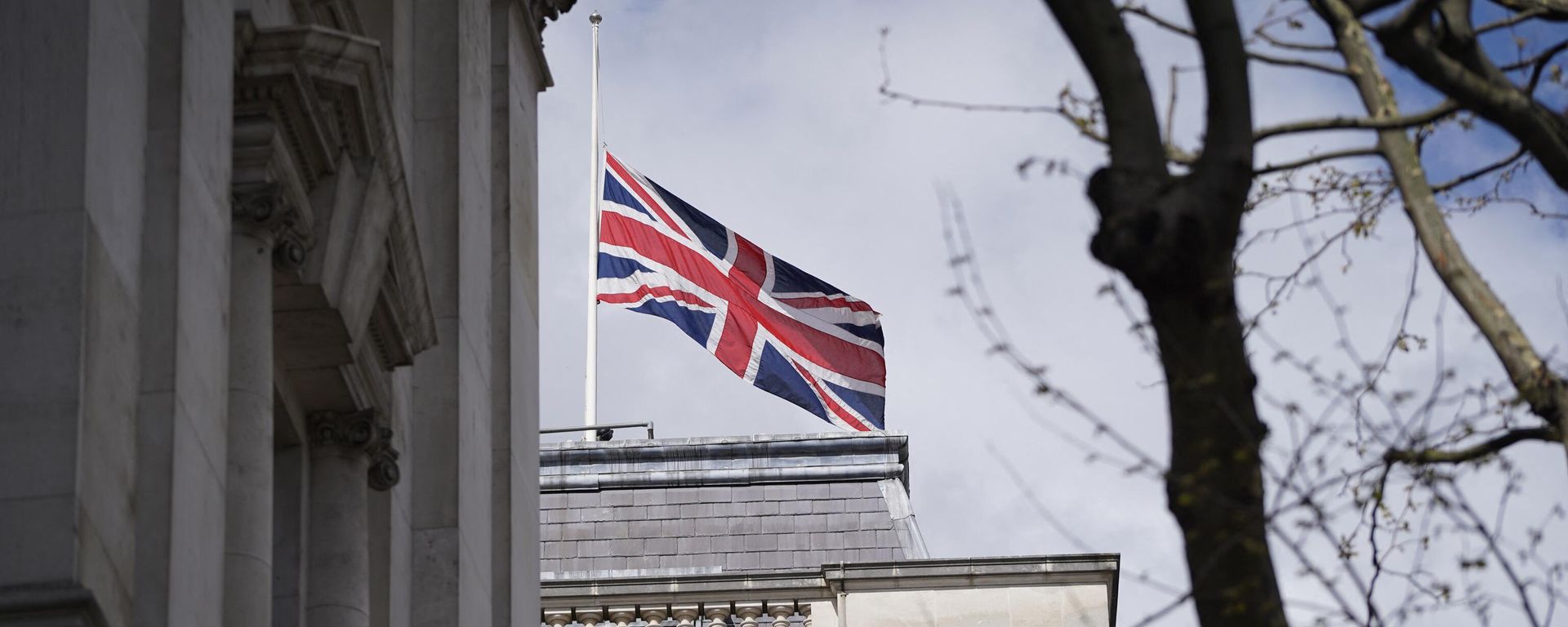 The Union Flag flies at half-mast over the Foreign, Commonwealth and Development Office in central London on April 9, 2021 after the announcement of the death of Britain's Prince Philip, Duke of Edinburgh. The Union Flag flies at half-mast over the Foreign, Commonwealth and Development Office in central London on April 9, 2021 after the announcement of the death of Britain's Prince Philip, Duke of Edinburgh. - Sputnik International, 1920, 07.12.2022