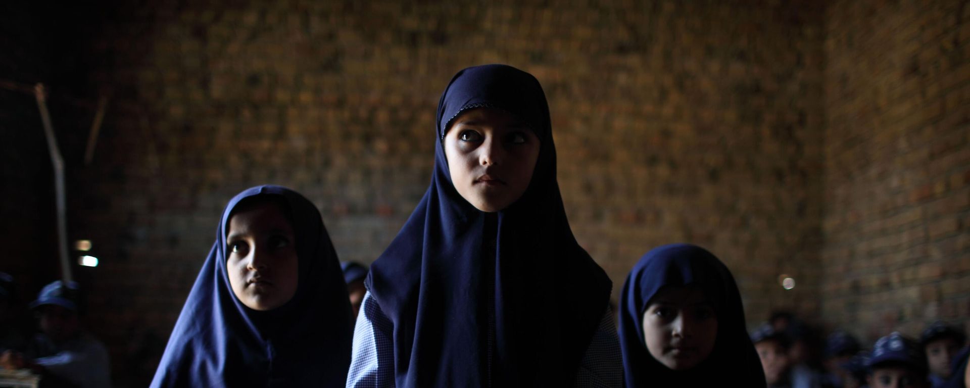 In this photo taken on Tuesday, Oct. 13, 2009, children attend a class in a school in Qutbal, Pakistan. In this photo taken on Tuesday, Oct. 13, 2009, children attend a class in a school in Qutbal, Pakistan. - Sputnik International, 1920, 07.12.2022