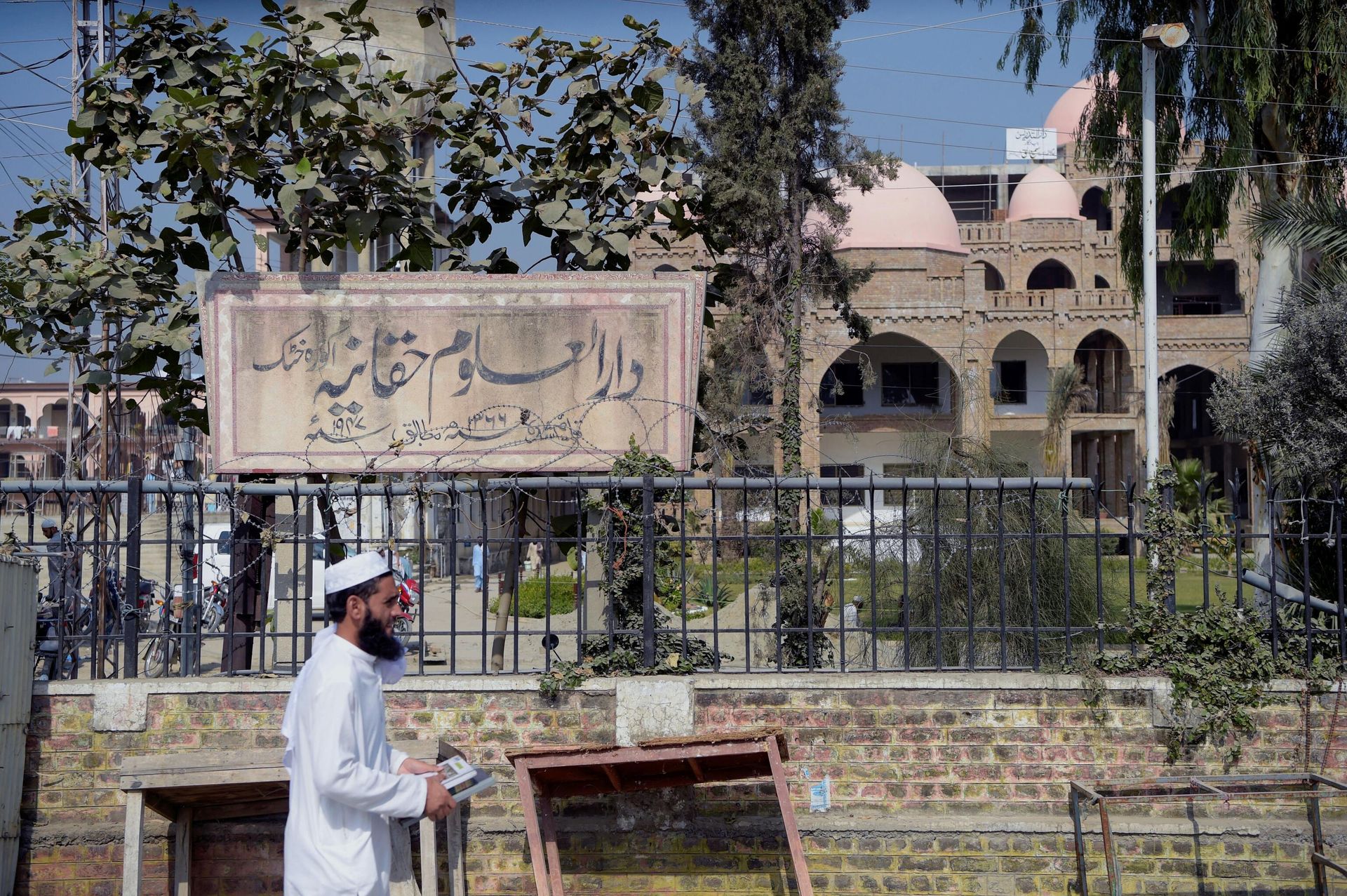 In this picture taken on October 19, 2020 an Islamic seminary student walks outside the Darul Uloom Haqqania seminary in Akora Khattak. In this picture taken on October 19, 2020 an Islamic seminary student walks outside the Darul Uloom Haqqania seminary in Akora Khattak. - Sputnik International, 1920, 07.12.2022