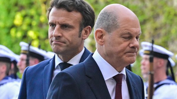German Chancellor Olaf Scholz (R) and French President Emmanuel Macron make their way inside after inspecting an honor guard during a welcome ceremony at the chancellery in Berlin on May 9, 2022. - Sputnik International