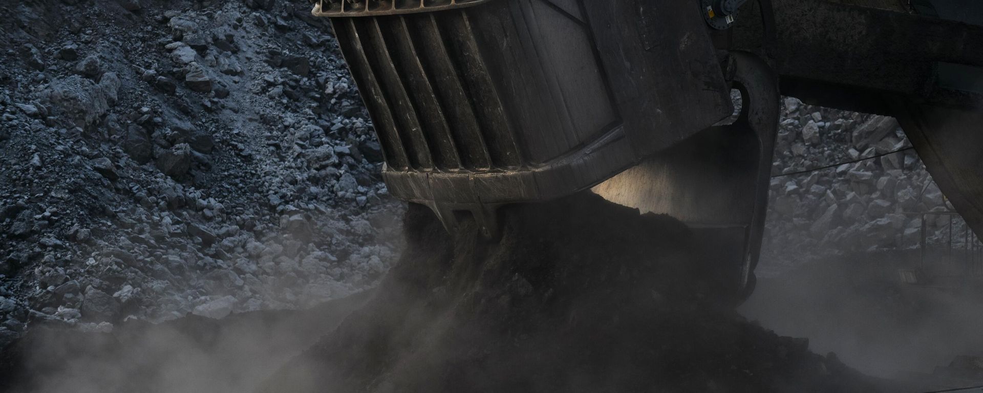Excavator loading coal Excavator loading coal - Sputnik International, 1920, 08.12.2022