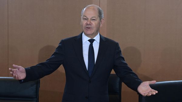 German Chancellor Olaf Scholz thanks cabinet members, after a year of the governmental coalition, on December 7, 2022, during a meeting of the German cabinet at the chancellery in Berlin - Sputnik International