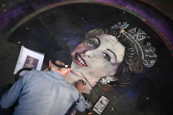 An artist draws a portrait of Britain's Queen Elizabeth II on tiles with chalk at Trafalgar Square in London on September 11, 2022. - Sputnik International