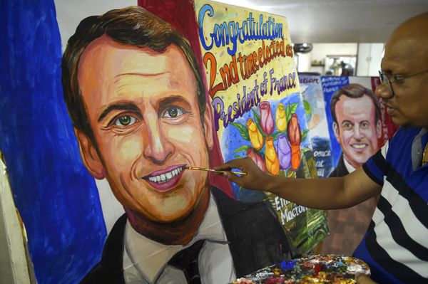 An artist gives the final touches to a painting of French President Emmanuel Macron after his victory in France's presidential election, in Mumbai on April 25, 2022. (Photo by Punit PARANJPE / AFP) - Sputnik International