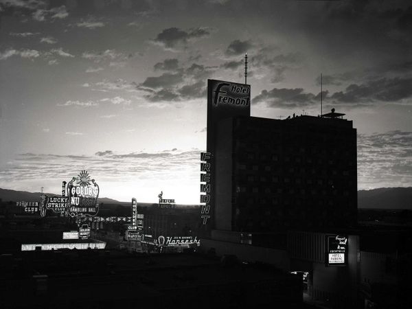 The photo was taken on the roof of a building on Fremont Street, about 120 kilometers from the epicenter of the explosion. The flash of an atomic explosion lights up the sky. Las Vegas, May 28, 1957. - Sputnik International