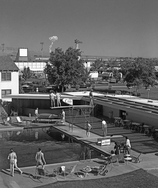 Tourists staying at The Old Frontier Village hotel witness a cloud of atomic explosion rising on the horizon. - Sputnik International