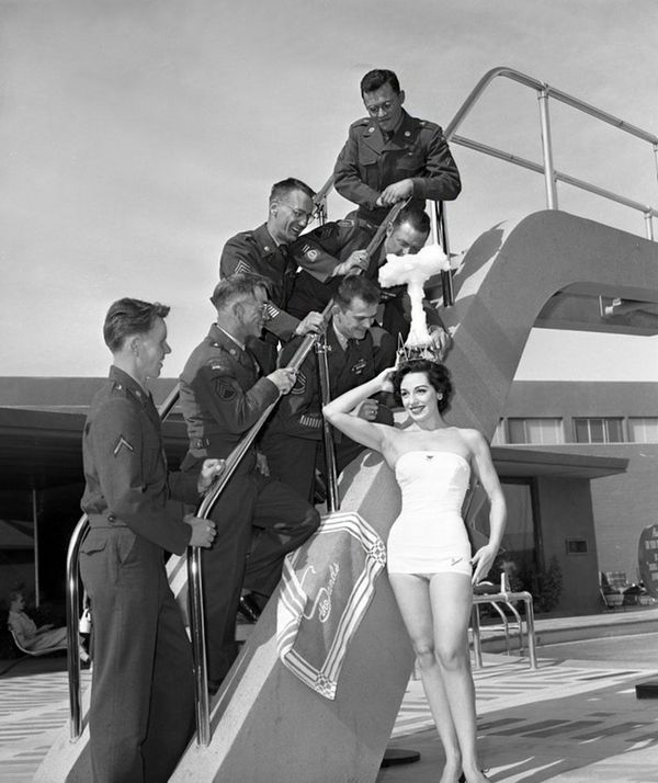 New Orleans' Singer Marguerite Piazza as “Mis-Cue” with a makeshift tiara of a mushroom cloud, at The Sands Hotel, Las Vegas, March 29, 1955. - Sputnik International