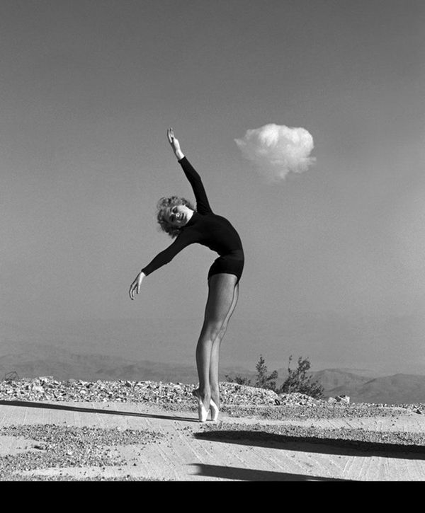 Ballerina Sally McGlossky dances "atomic" ballet in front of a mushroom cloud from Upshot-Knothole Dixie on Mount Charleston. Behind the dancer's back, you can see the cloud of a nuclear explosion. Nevada, April 6, 1953. - Sputnik International
