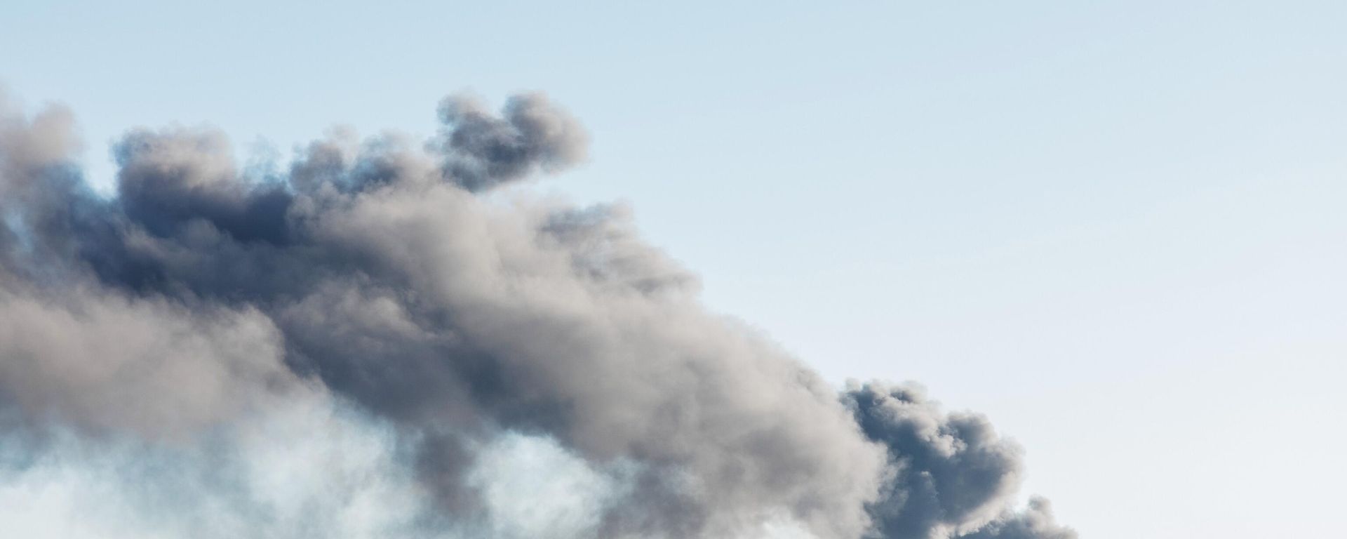 Fire smoke rises over an airfield. Fire smoke rises over an airfield. - Sputnik International, 1920, 16.12.2022