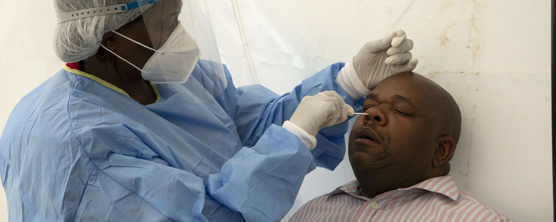 A patient undergoes a nasal swab to check for COVID-19 at a testing center in Soweto, South Africa, on May 11, 2022. A patient undergoes a nasal swab to check for COVID-19 at a testing center in Soweto, South Africa, on May 11, 2022. - Sputnik International, 1920, 09.12.2022