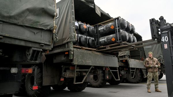 Ukrainian servicemen load a truck with the FGM-148 Javelin, American man-portable anti-tank missiles provided by US to Ukraine as part of a military support, upon its delivery at Kiev's airport Borispol on February 11, 2022 - Sputnik International