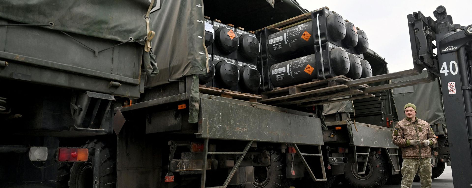 Ukrainian servicemen load a truck with the FGM-148 Javelin, American man-portable anti-tank missiles provided by US to Ukraine as part of a military support, upon its delivery at Kiev's airport Borispol on February 11, 2022 - Sputnik International, 1920, 09.12.2022