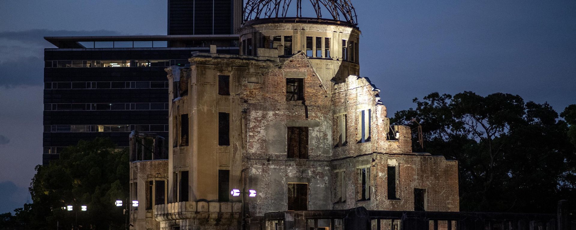People gather beside the Hiroshima Prefectural Industrial Promotion Hall, commonly known as the atomic bomb dome, to watch paper lanterns being released on the Motoyasu River to mark the 77th anniversary of the world's first atomic bomb attack in Hiroshima on August 6, 2022. People gather beside the Hiroshima Prefectural Industrial Promotion Hall, commonly known as the atomic bomb dome, to watch paper lanterns being released on the Motoyasu River to mark the 77th anniversary of the world's first atomic bomb attack in Hiroshima on August 6, 2022. - Sputnik International, 1920, 22.12.2022