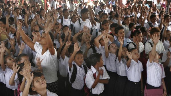 A group of students wave during the first day of  the school year in Managua, Monday, Feb. 4, 2008. According to Nicaragua's Education Secretary its main goal for 2008 is to enroll around 100.000 new students. - Sputnik International