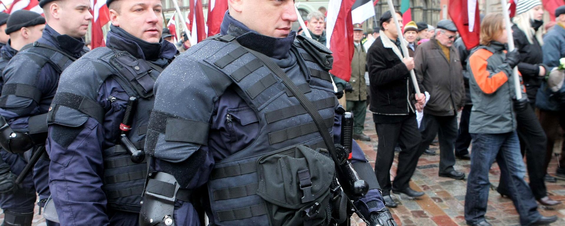 Former Latvian SS legion members and their relatives walk to the Monument of Freedom accompanied by riot police on March 16, 2008 in Riga. - Sputnik International, 1920, 10.12.2022