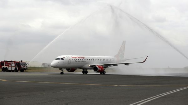A Kenya Airline plane, the first International flight to land at the Jomo Kenyatta international airport, is welcomed by water canons salute after  Kenya airways has resumed flights, in Nairobi, Kenya Saturday Aug. 1, 2020  - Sputnik International