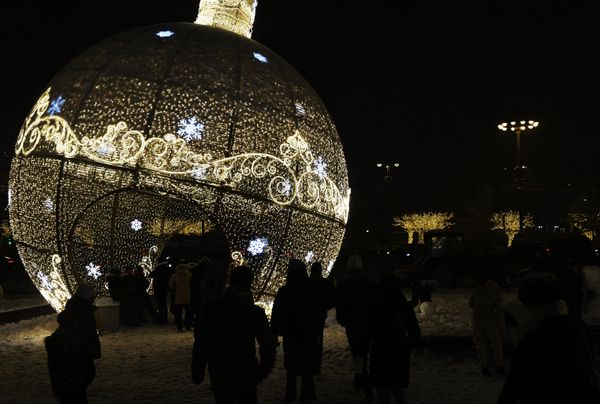 New Year installation on the square in front of the State Academic Bolshoi Theater in Moscow. - Sputnik International