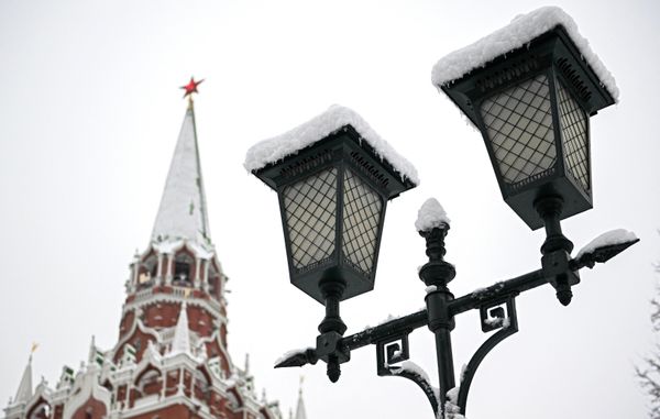 Snow-covered lantern in the Alexander Garden and a Kremlin tower. - Sputnik International