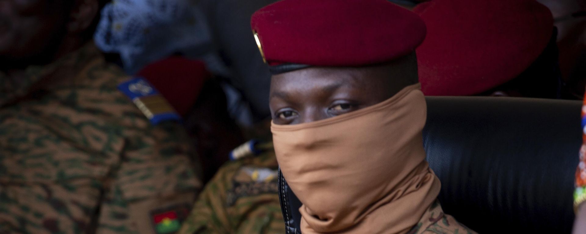 Burkina Faso coup leader Capt. Ibrahim Traore participate in a ceremony in Ouagadougou, Oct. 15, 2022. Questions are swirling in Burkina Faso about what role Russia may have played in the West African nation's second coup this year. - Sputnik International, 1920, 11.12.2022
