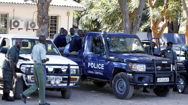Police officers keep vigil on May 24, 2012 at the Lusaka High Court during a hearing in which High Court judge Fulgence Chisanga stopped, pending judicial review, the tribunal instituted by President Michael Sata to investigate the misconduct of Supreme Court judge Philip Musonda and High Court judges Nigel Mutuna and Charles Kajimanga.  - Sputnik International