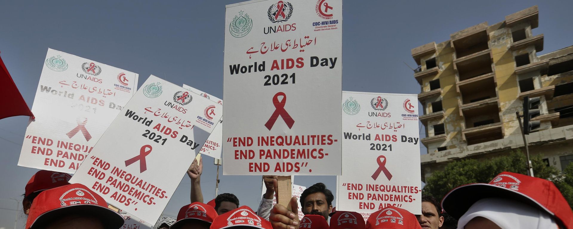 Health workers participate in a demonstration to mark World AIDs Day, in Karachi, Pakistan, Wednesday, Dec. 1, 2021 Health workers participate in a demonstration to mark World AIDs Day, in Karachi, Pakistan, Wednesday, Dec. 1, 2021 - Sputnik International, 1920, 12.12.2022