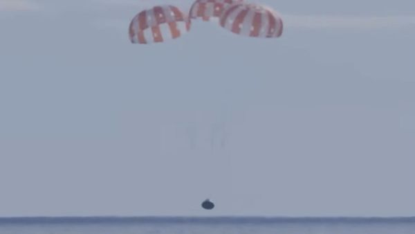 This photo provided by NASA shows the Orion capsule coming back from the moon. The capsule made a blisteringly fast return Sunday, Dec. 11, 2022, parachuting into the Pacific off Mexico to conclude a dramatic 25-day test flight. The mission should clear the way for astronauts on the program’s next lunar flyby, set for 2024.  - Sputnik International