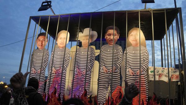 Demonstrators march next to makeshift prison cell containing cutout figures depicting Peru's President Pedro Castillo and members of his cabinet - Sputnik International