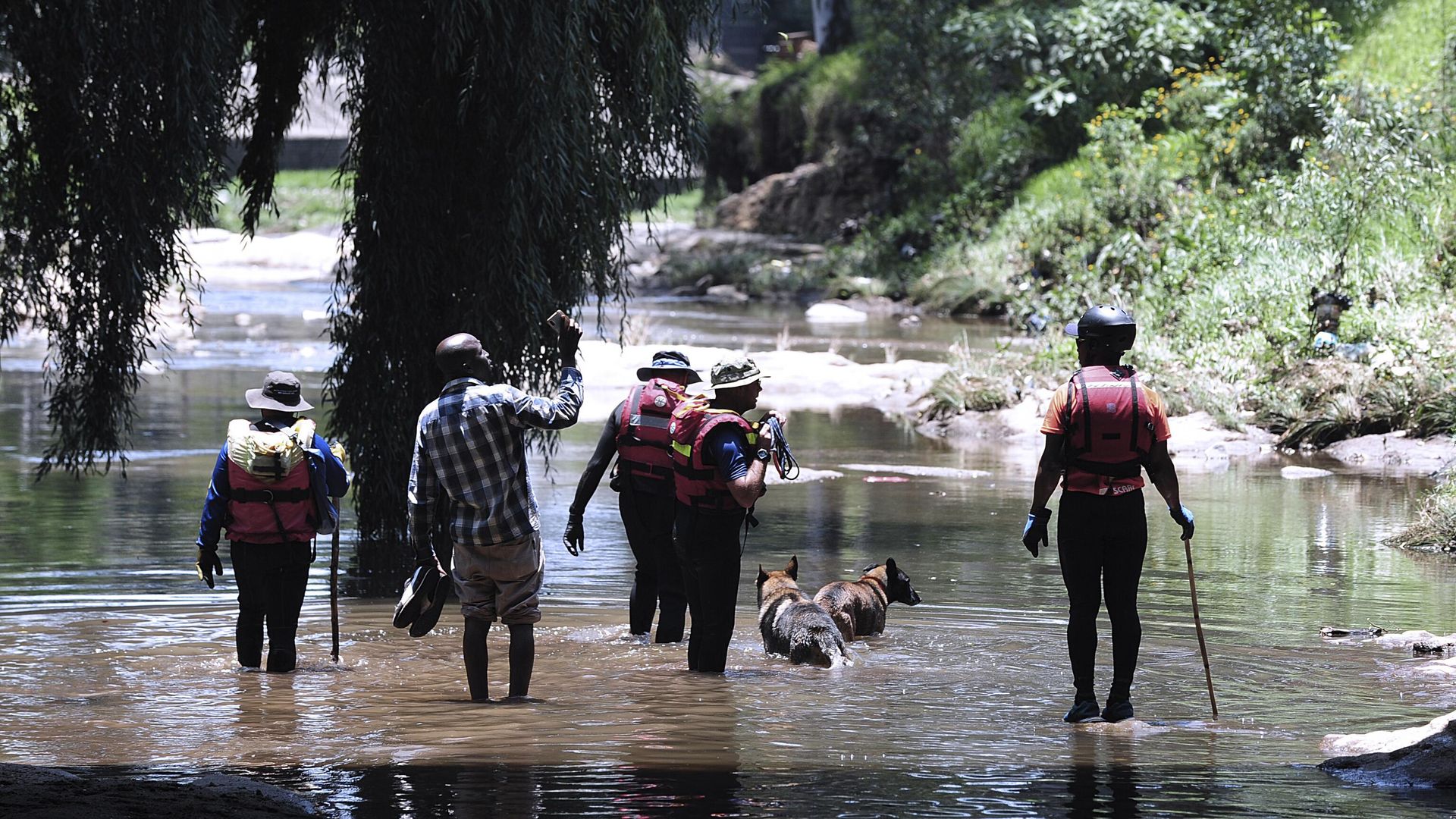Rescue workers search the waters of the Jukskei river in Johannesburg, Sunday, Dec. 4, 2022.  - Sputnik International, 1920, 26.12.2022