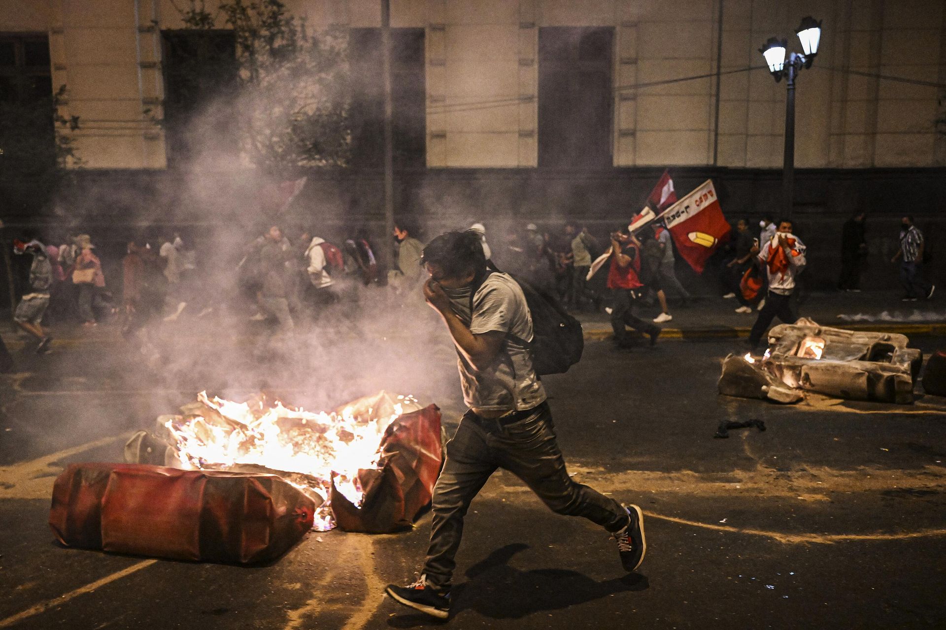 Supporters of former President Pedro Castillo clash with riot police during a demonstration demanding his release and the closure of the Peruvian Congress in Lima, on December 11, 2022.  - Sputnik International, 1920, 18.12.2022
