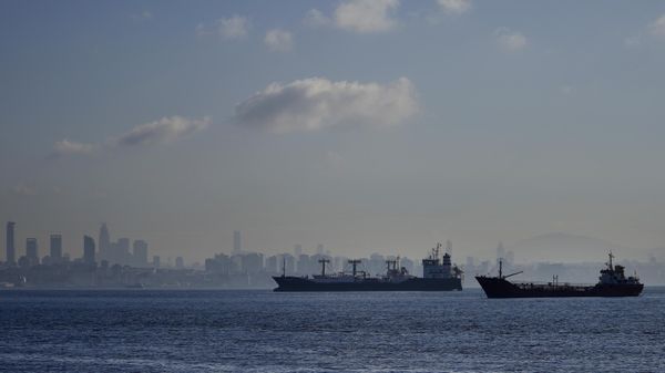 Cargo ships anchored in the Marmara Sea await to cross the Bosphorus Straits in Istanbul, Turkiye, Tuesday, Nov. 1, 2022. - Sputnik International